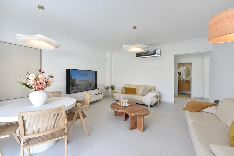Communal lounge/ TV room, TV and multimedia, Living room