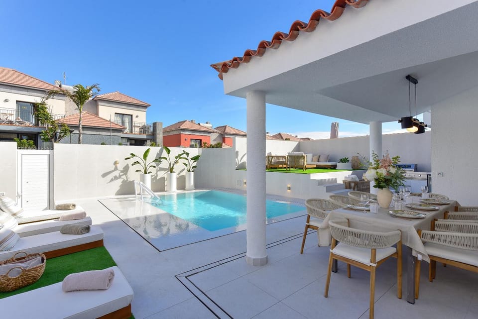 Day, Swimming pool, sunbed