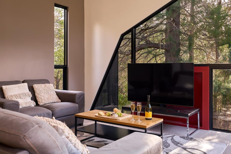 Day, Natural landscape, TV and multimedia, Living room, Seating area