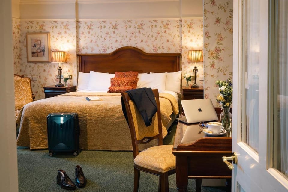 Bed, Photo of the whole room, Seating area, Bedroom