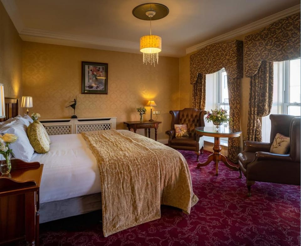 Bed, Photo of the whole room, Seating area, Bedroom, furniture