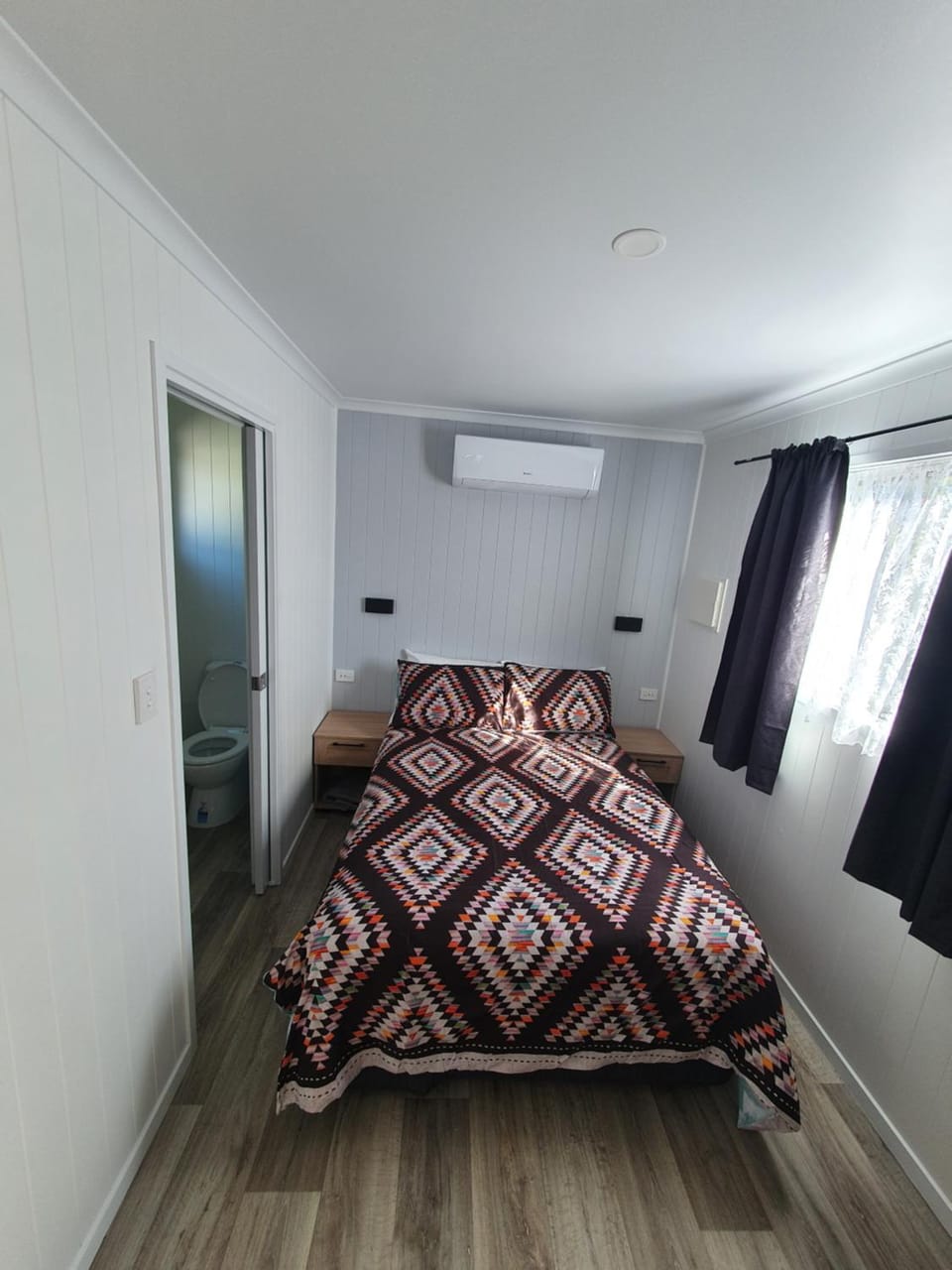 Bed, Bedroom, air conditioner