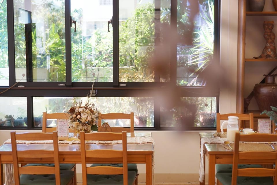 Restaurant/places to eat, Living room, Decorative detail