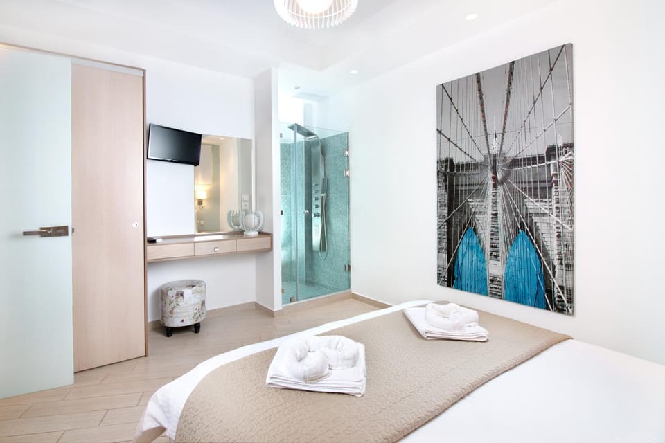 Shower, TV and multimedia, Bedroom