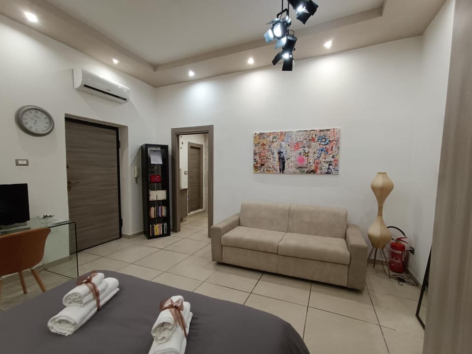 Photo of the whole room, Seating area