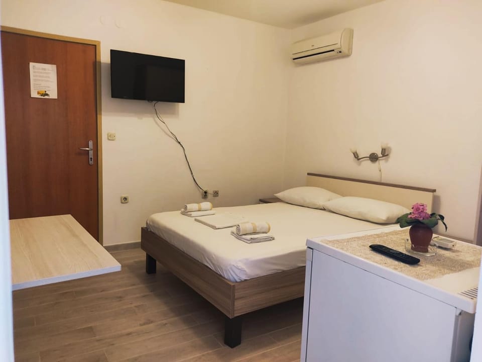 Bed, TV and multimedia, Photo of the whole room