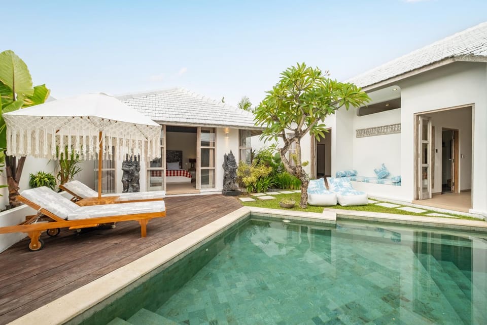 Property building, Swimming pool, sunbed