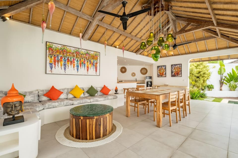 Property building, Kitchen or kitchenette, Living room, Seating area, Dining area, kitchen