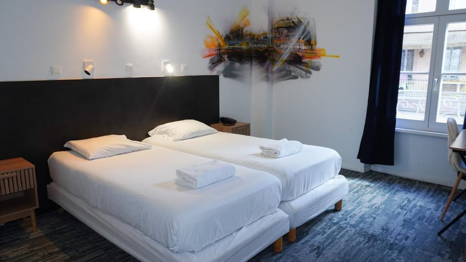 Bed, Photo of the whole room, Decorative detail, Bedroom