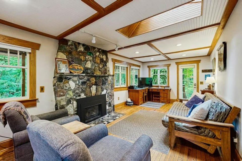 Eva's Cottage - Romancing the River House in Washington