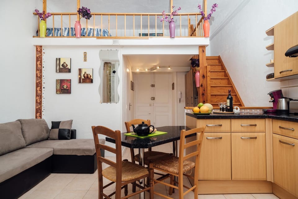 Coffee/tea facilities, Kitchen or kitchenette, Living room, Dining area, bunk bed