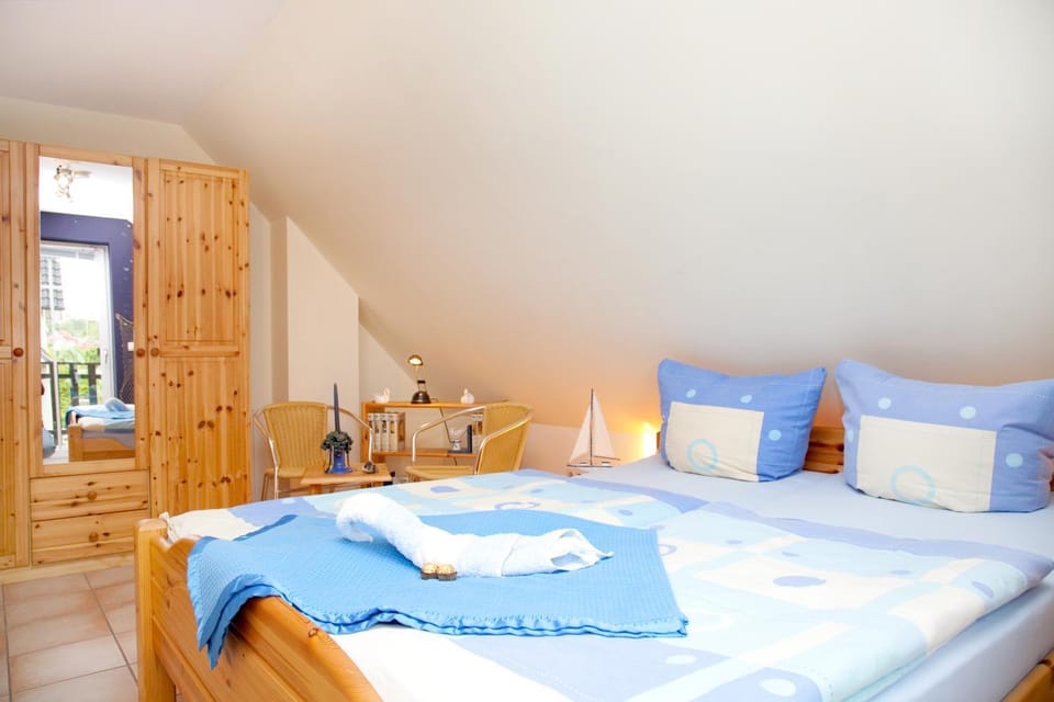 Bed, Photo of the whole room, Decorative detail, Bedroom, wardrobe