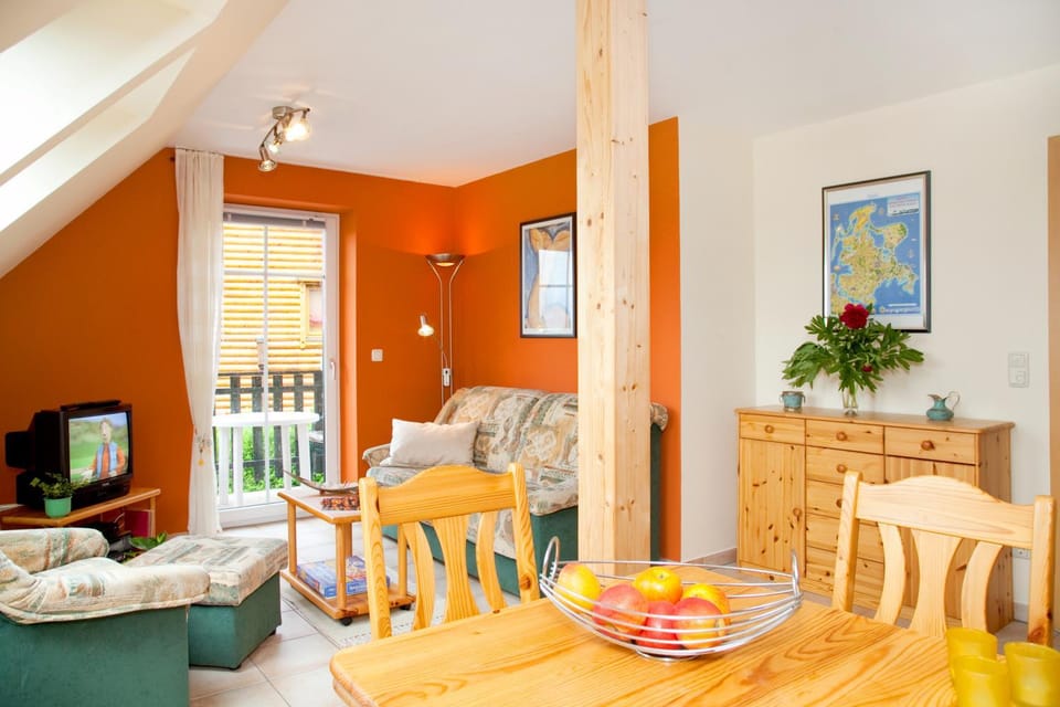 TV and multimedia, Living room, Decorative detail, Seating area, Dining area, Evening entertainment