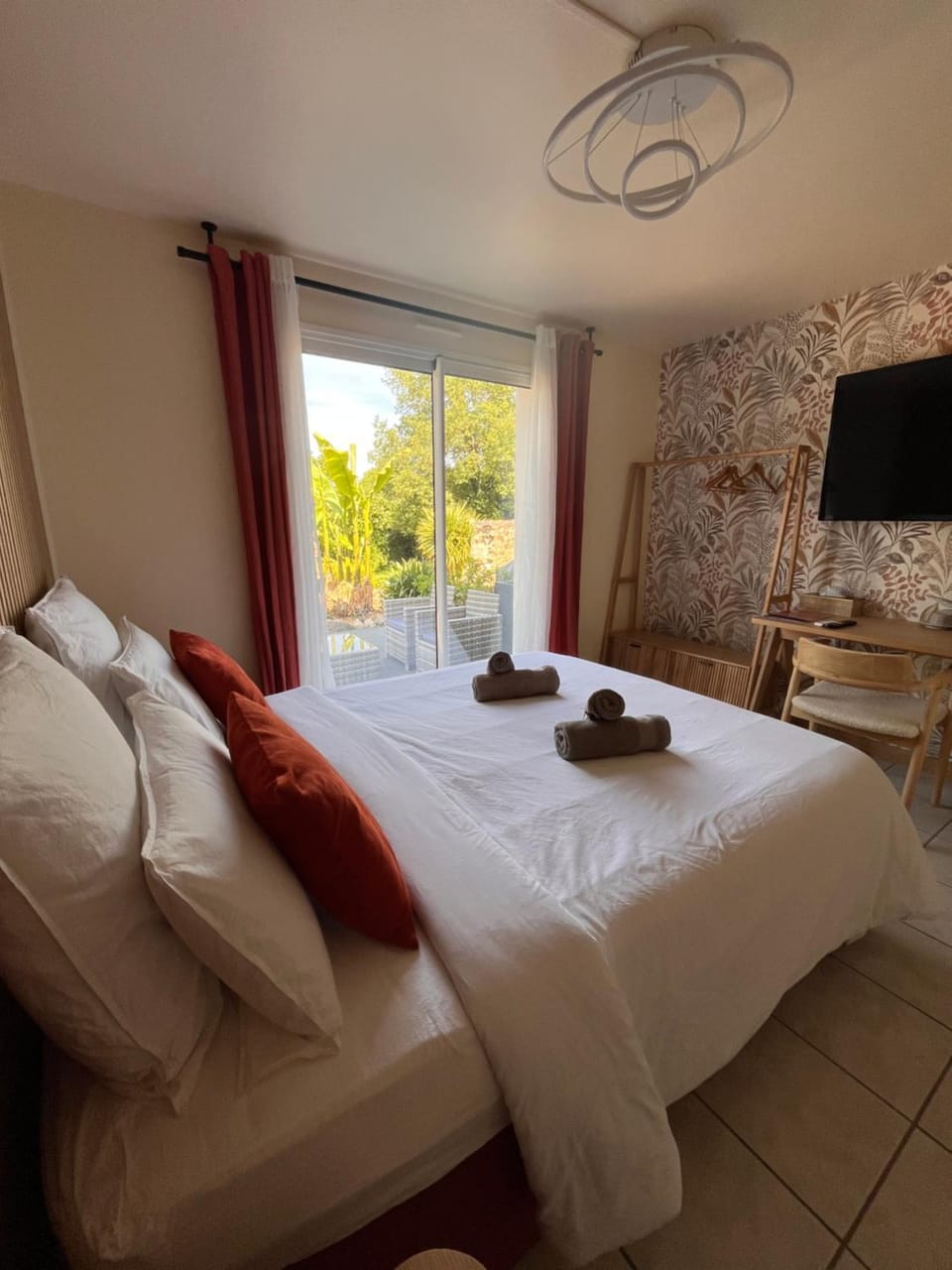 Bed, TV and multimedia, Bedroom, towels