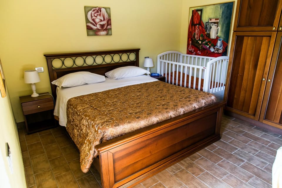 Bed, Photo of the whole room, cot