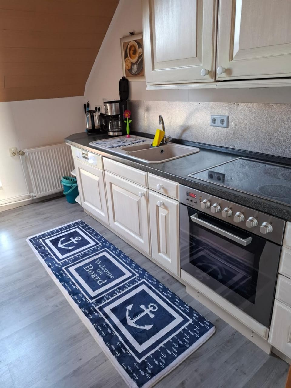 Kitchen or kitchenette, dishwasher, stove