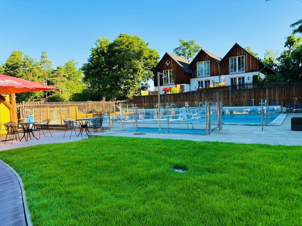 Property building, Garden, Garden view, Pool view, Swimming pool, sunbed