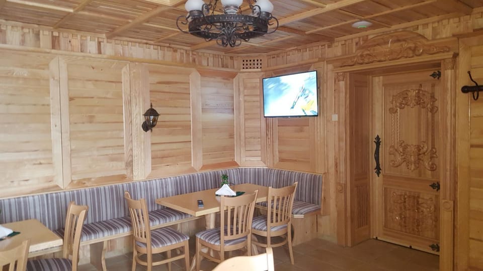 Restaurant/places to eat, Lunch, Dinner, Alcoholic drinks, Non alcoholic drinks