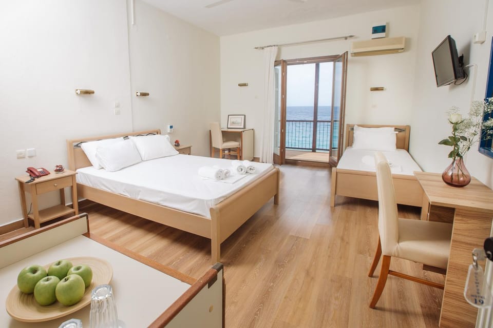 Photo of the whole room, Sea view