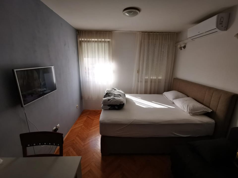Bed, TV and multimedia, air conditioner