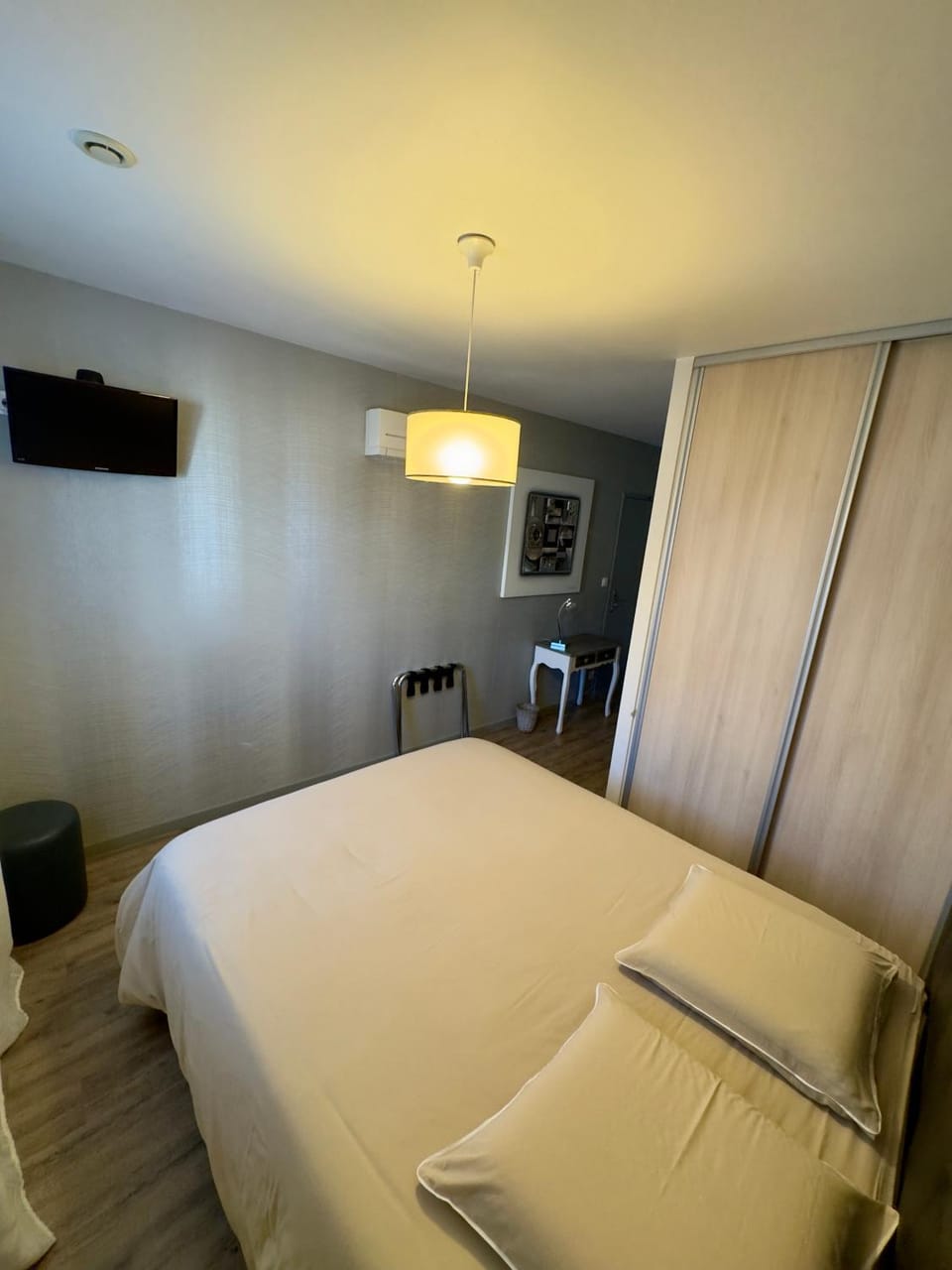 Photo of the whole room, Bedroom