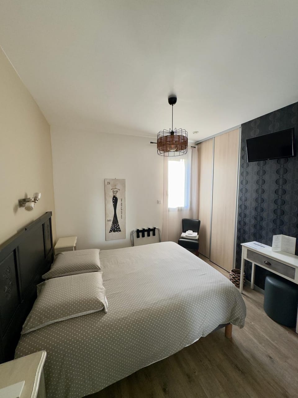 Photo of the whole room, Bedroom