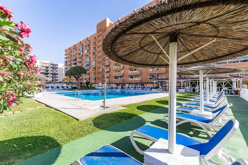 Property building, Day, Garden, Swimming pool, sunbed