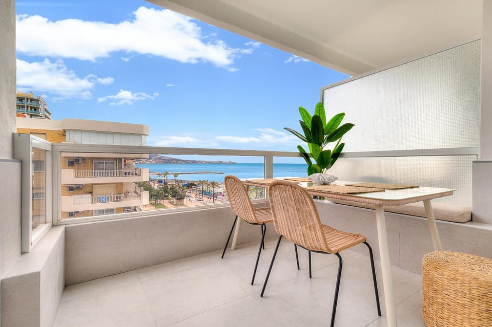 Day, View (from property/room), Balcony/Terrace, Living room, Seating area, Dining area, Sea view