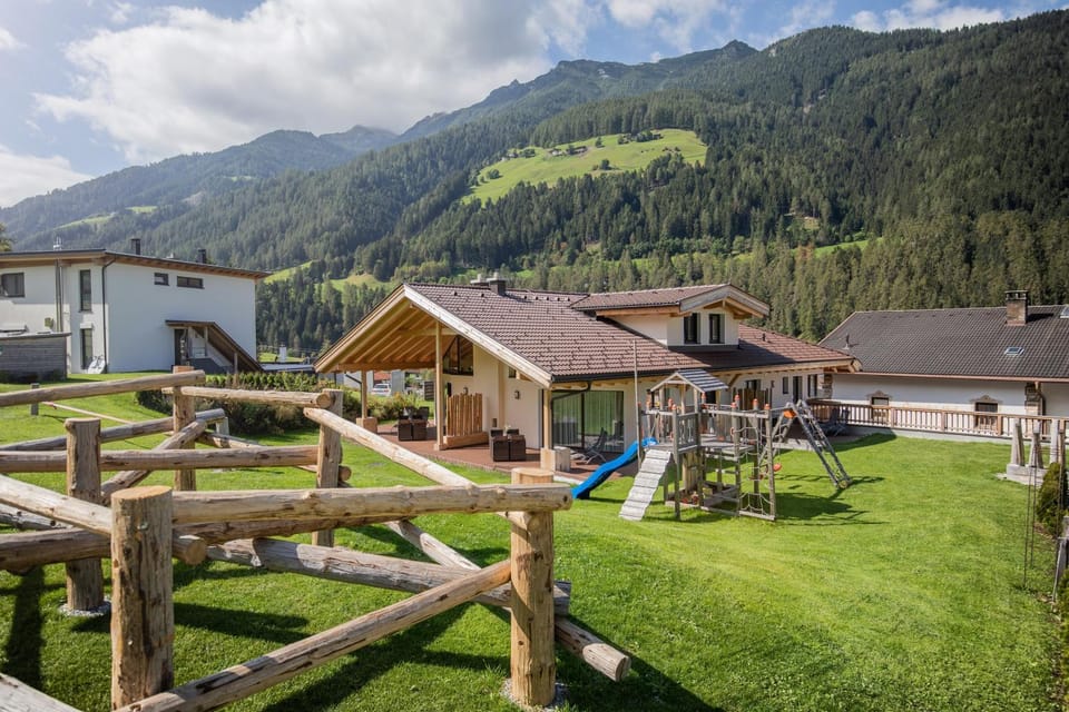 Property building, Garden, Balcony/Terrace