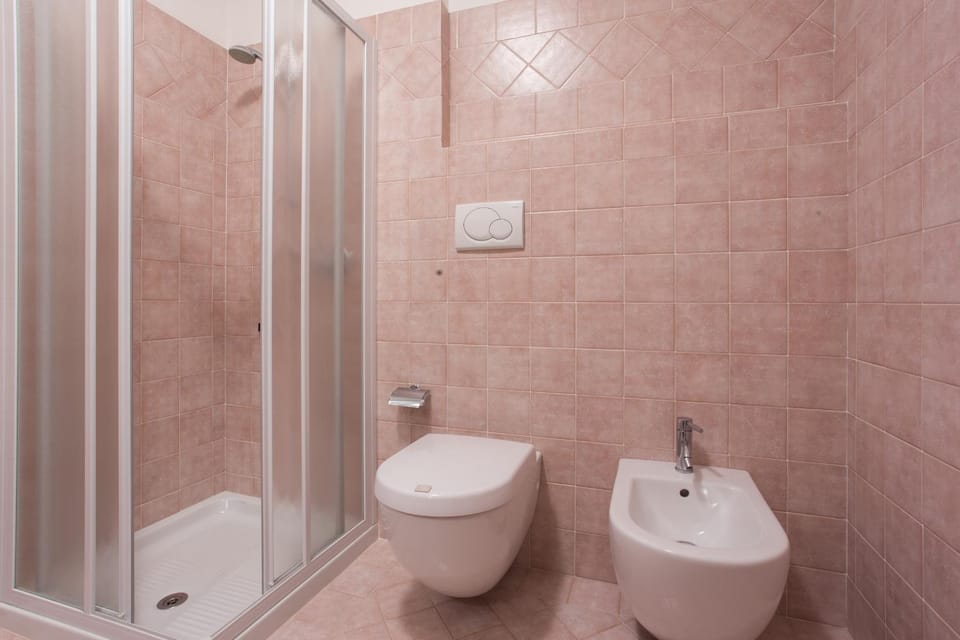 Shower, Spring, Day, Bathroom, Decorative detail, On site