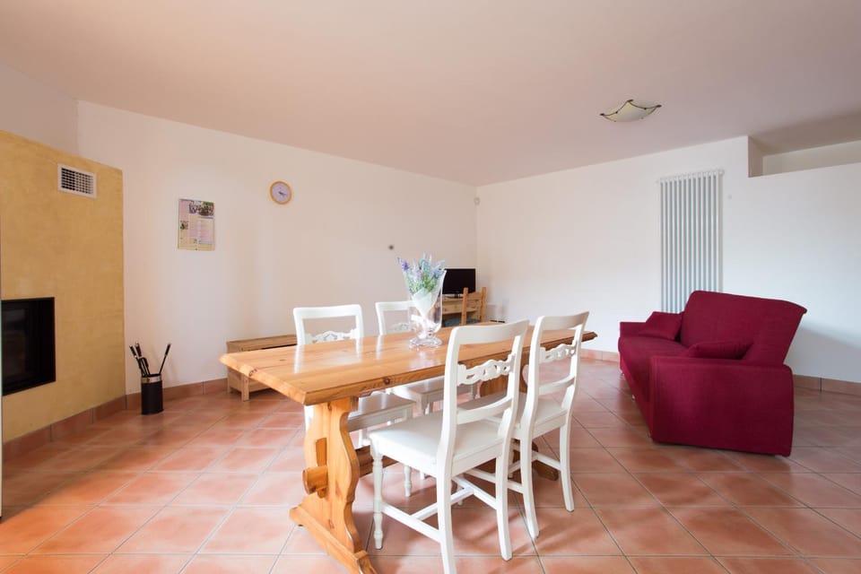 Spring, Day, Living room, Decorative detail, Dining area, On site
