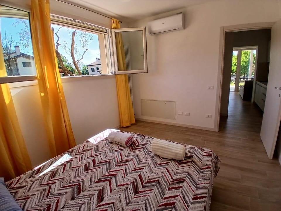 Bed, Photo of the whole room, Bedroom, internet, towels, air conditioner