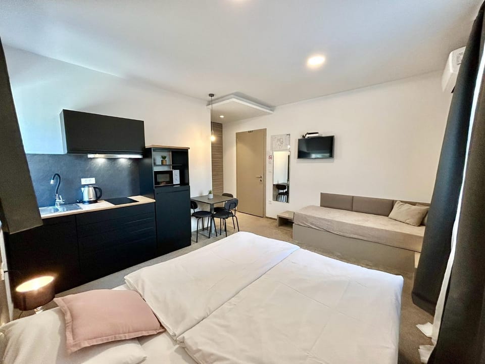 Bed, Kitchen or kitchenette, Photo of the whole room, Seating area, Bedroom