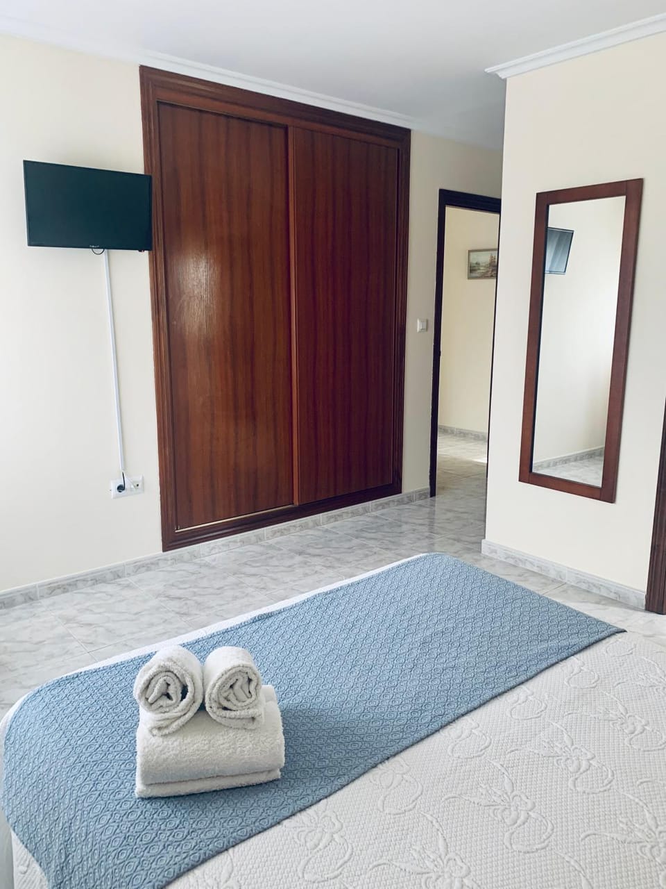 Bed, TV and multimedia, Bedroom