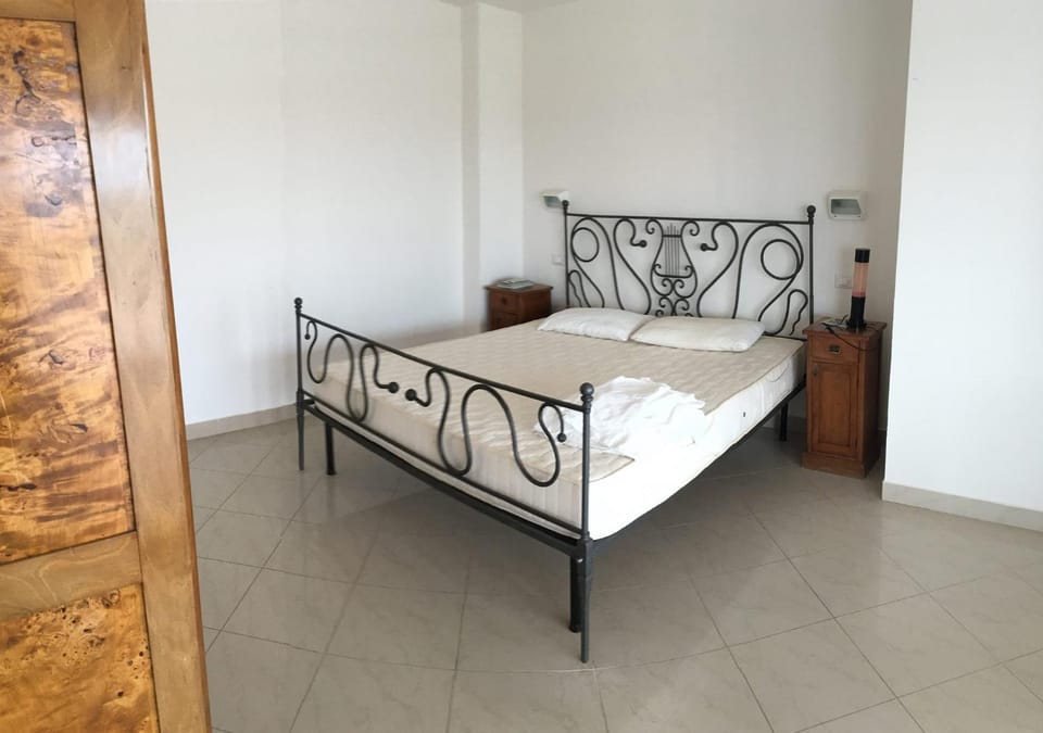 Bed, Photo of the whole room, Bedroom, cot, towels