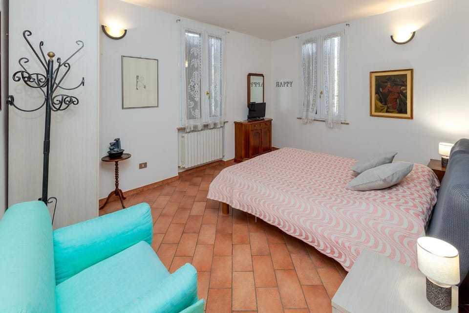 Photo of the whole room, Bedroom, heating, locker, towels