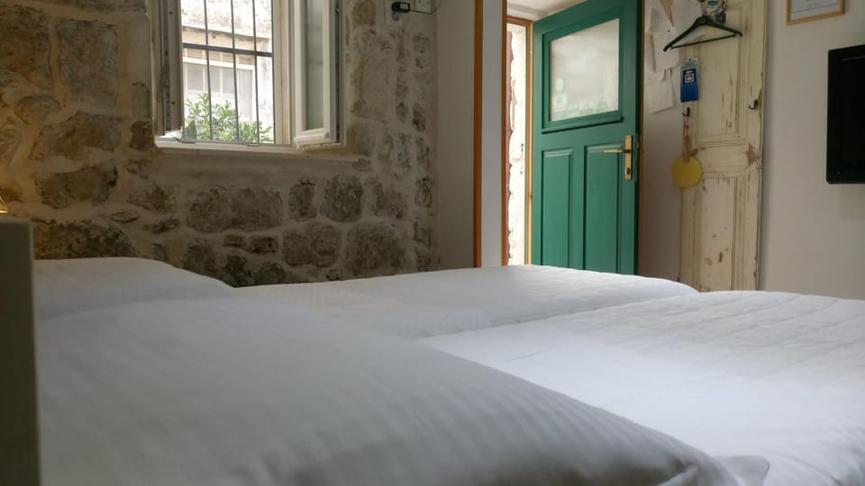 Facade/entrance, Bed