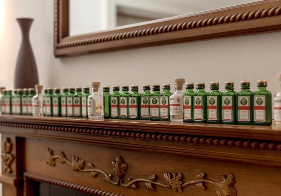 Communal lounge/ TV room, Decorative detail, Dining area, Drinks