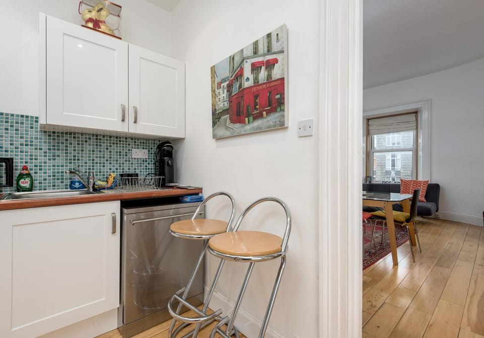 Kitchen or kitchenette, Seating area