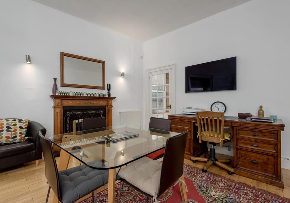 Communal lounge/ TV room, TV and multimedia, Dining area