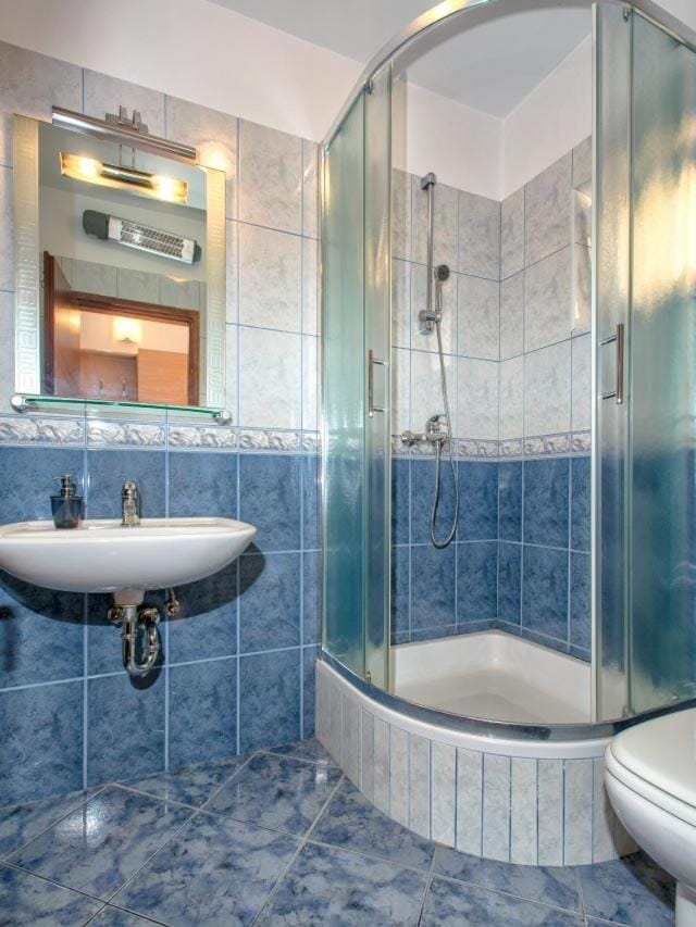 Shower, Toilet