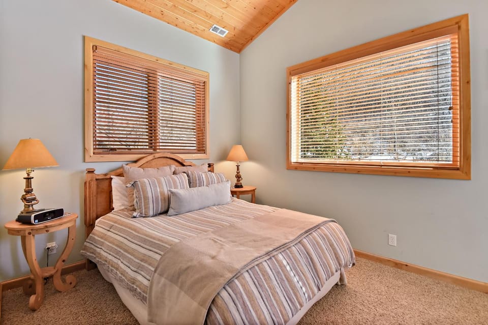 Bed, Day, Bedroom, Garden view