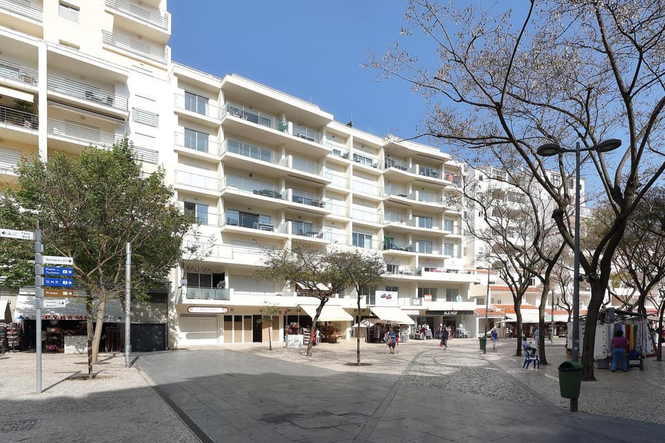 Facade/entrance, On-site shops