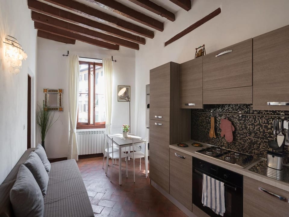 Kitchen or kitchenette, Living room, Seating area, Dining area