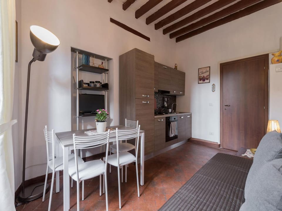 TV and multimedia, Coffee/tea facilities, Kitchen or kitchenette, Living room, Seating area, Dining area, oven, stove