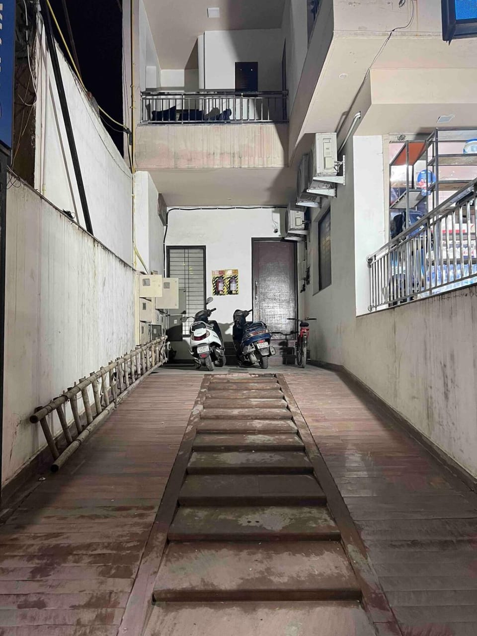 The Raveesh - 2BHK Fully Furnished Apartment J85 Bed and Breakfast in New Delhi