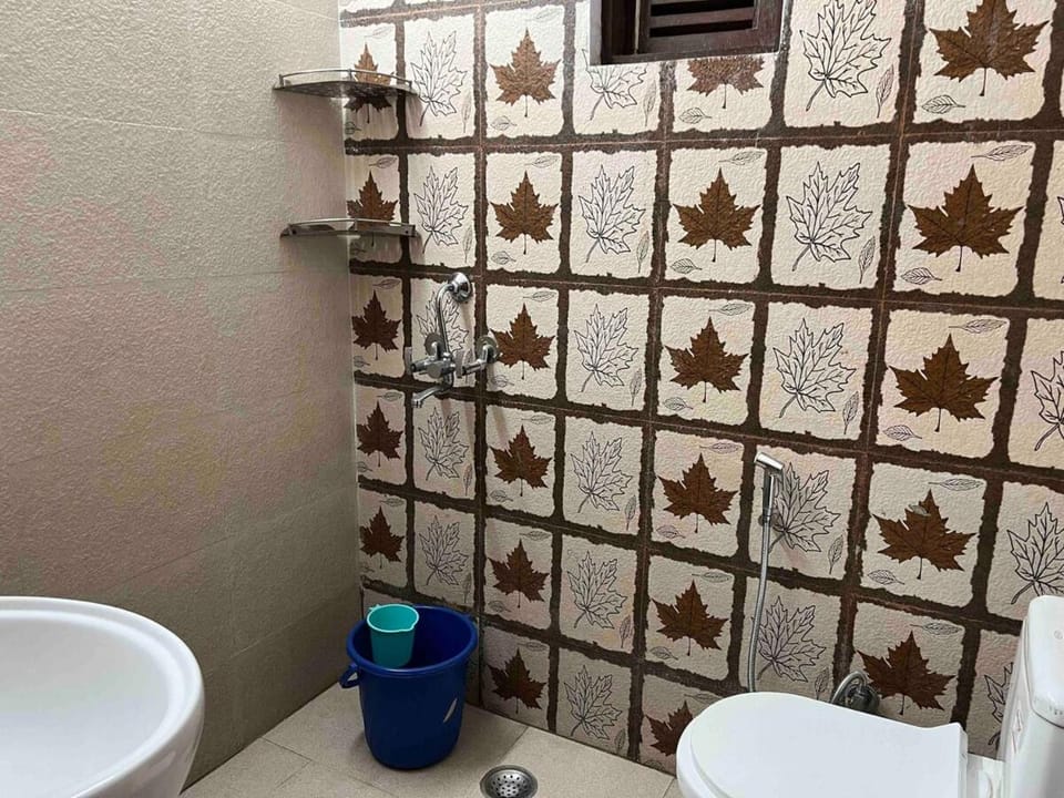The Raveesh - 2BHK Fully Furnished Apartment J85 Bed and Breakfast in New Delhi