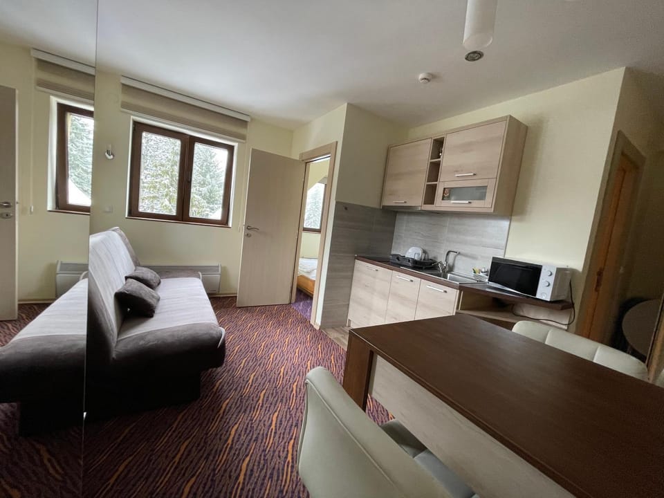 Kitchen or kitchenette, Photo of the whole room, Dining area