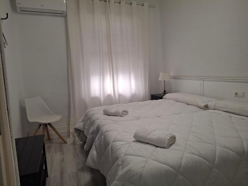 Photo of the whole room, Bedroom