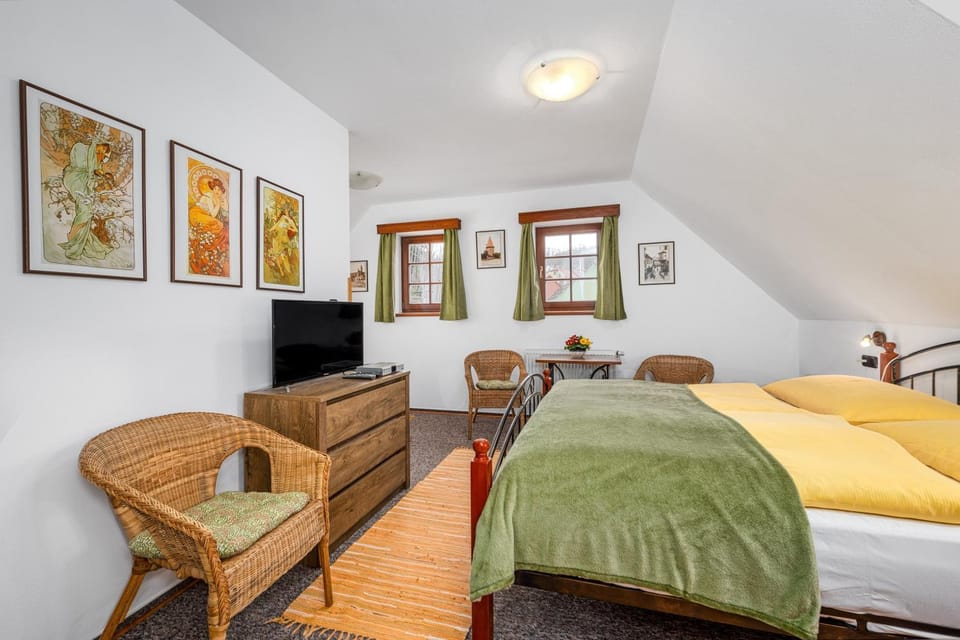 Bed, TV and multimedia, Photo of the whole room, Seating area, Bedroom